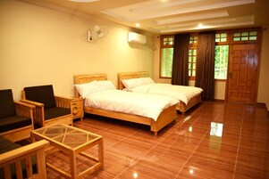 Tabla de planchar con plancha, wifi gratis y ropa de cama 