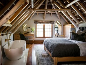 5 室のベッドルーム、セーフティボックス (室内)、アイロン / アイロン台、旅行用ベビーベッド