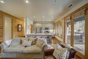 Smart TV, fireplace - Gorgeous Condo, Dramatic Ski Views from Deck, Private Hot Tub, Close to Main Street, Free Transit! (Park City)