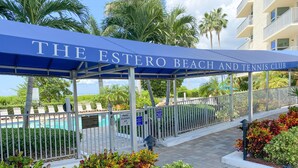 Un espace abrité sur lequel est apposée une pancarte indiquant : « Le club de plage et de tennis d’Estero ».