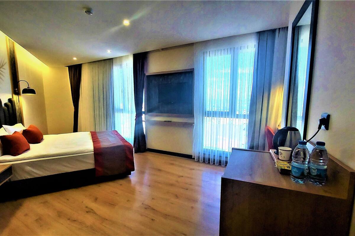 junior room | in-room safe, desk, soundproofing, free wifi