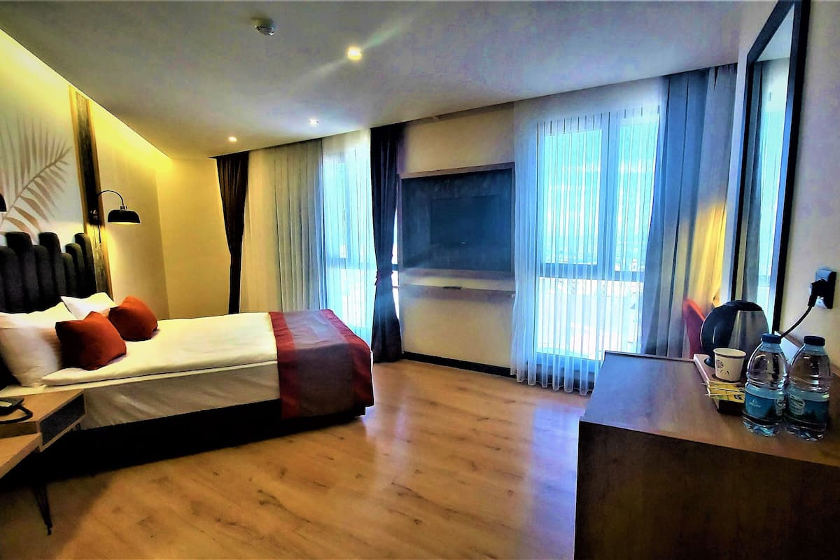 1 bedroom, in-room safe, desk, soundproofing