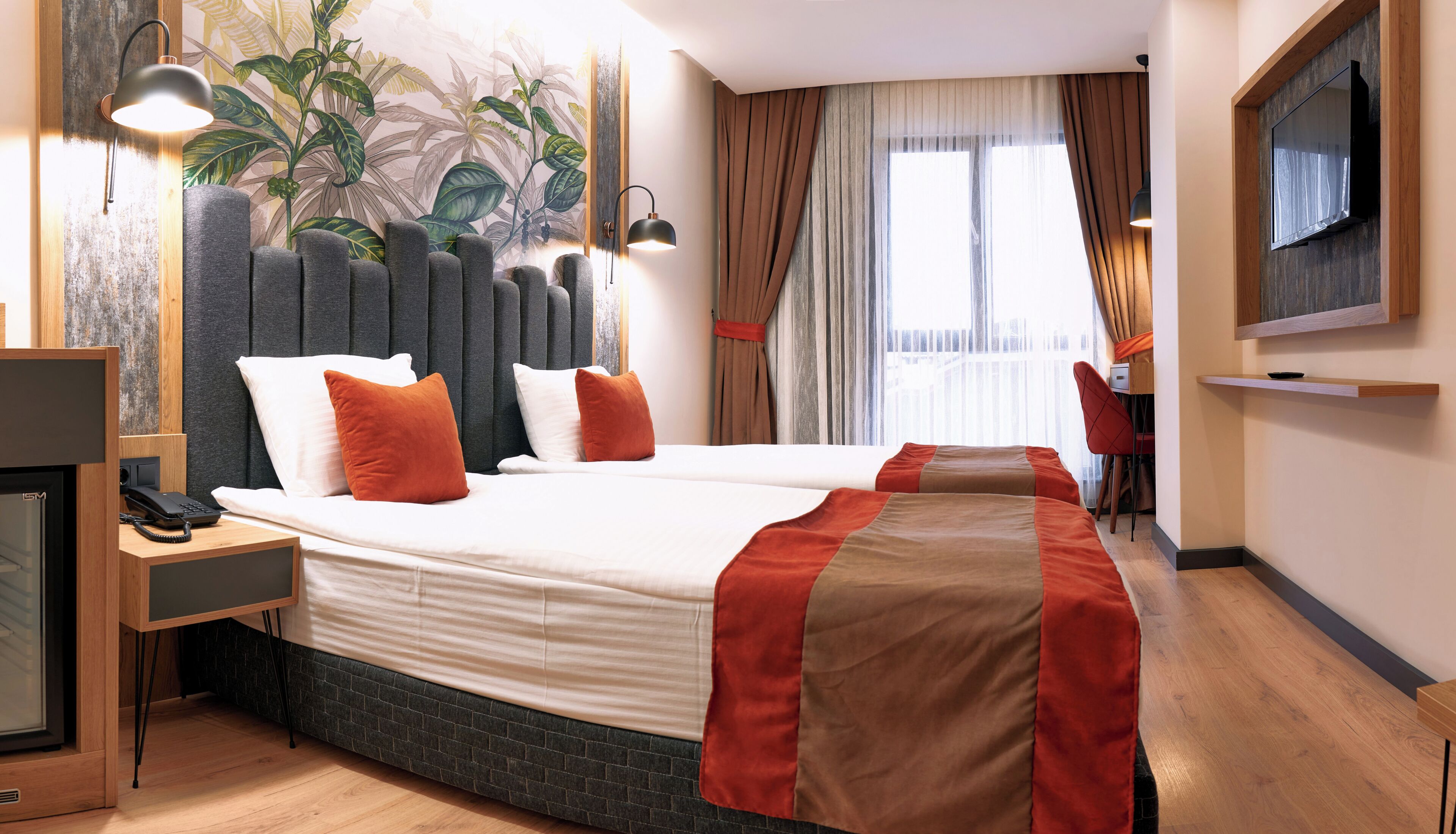 Standard Twin Room | In-room safe, desk, soundproofing, WiFi (free)