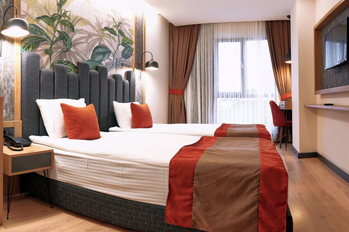 Standard Twin Room | In-room safe, desk, soundproofing, free WiFi
