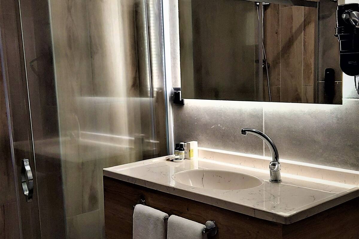 shower, free toiletries, hair dryer, slippers