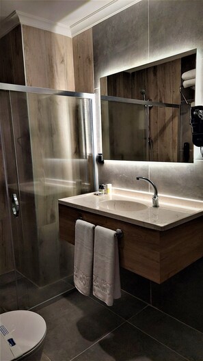 Shower, free toiletries, hair dryer, slippers - Bursa Koza Hotel (Bursa)