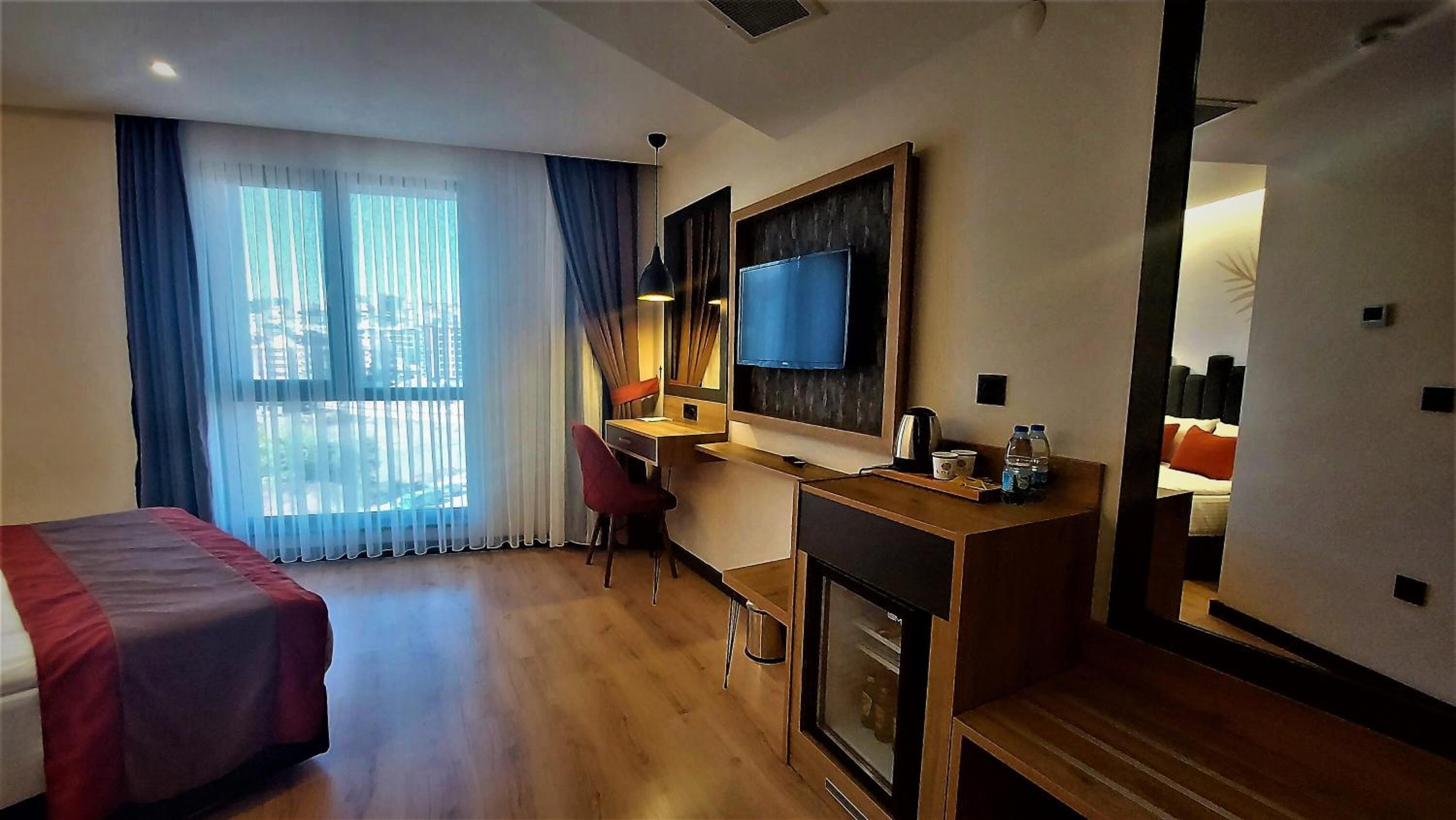 in-room safe, desk, soundproofing, free wifi