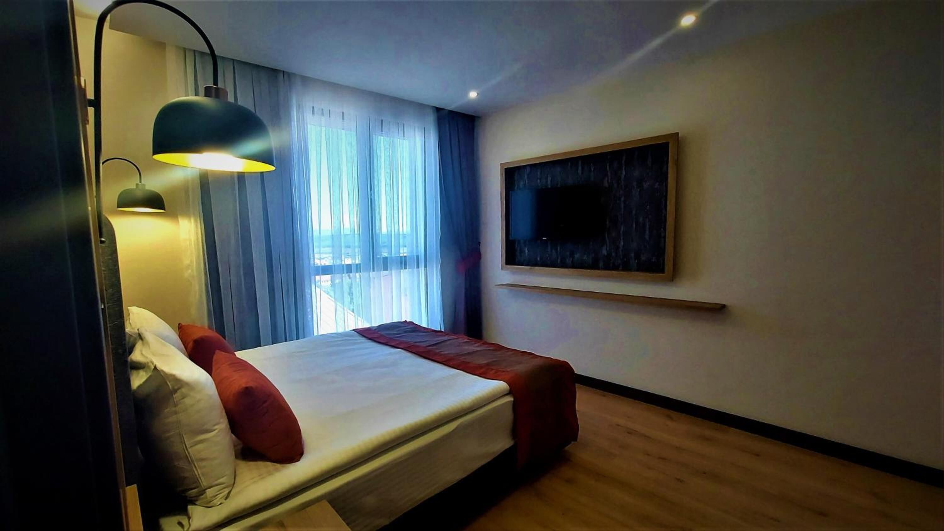 in-room safe, desk, soundproofing, free wifi