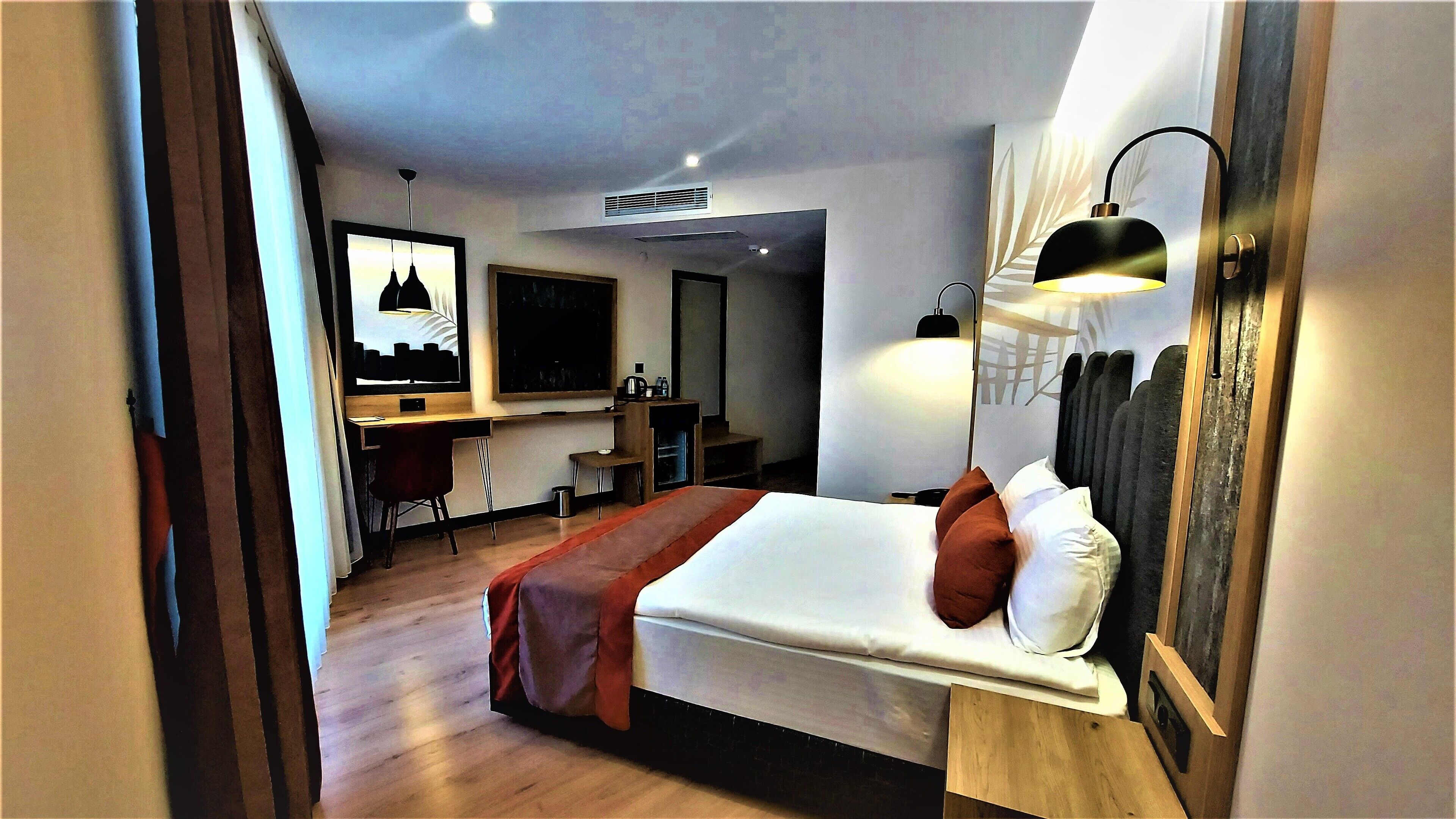 junior room | in-room safe, desk, soundproofing, free wifi