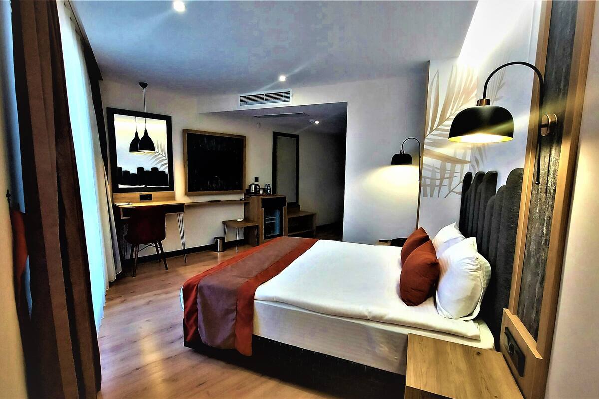 junior room | in-room safe, desk, soundproofing, free wifi