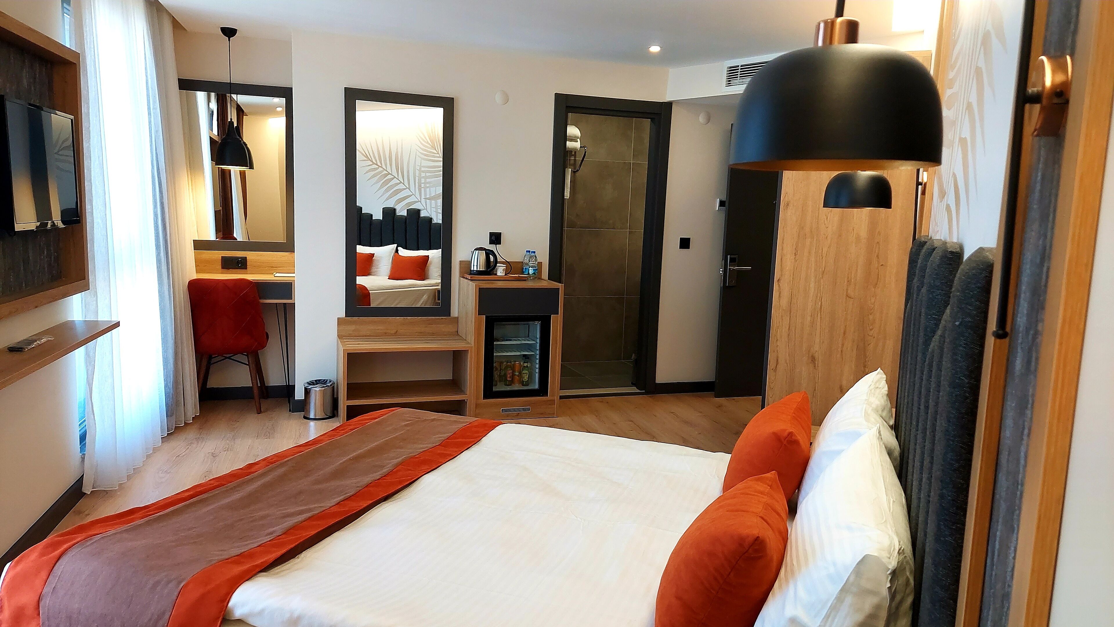 standard room | in-room safe, desk, soundproofing, free wifi