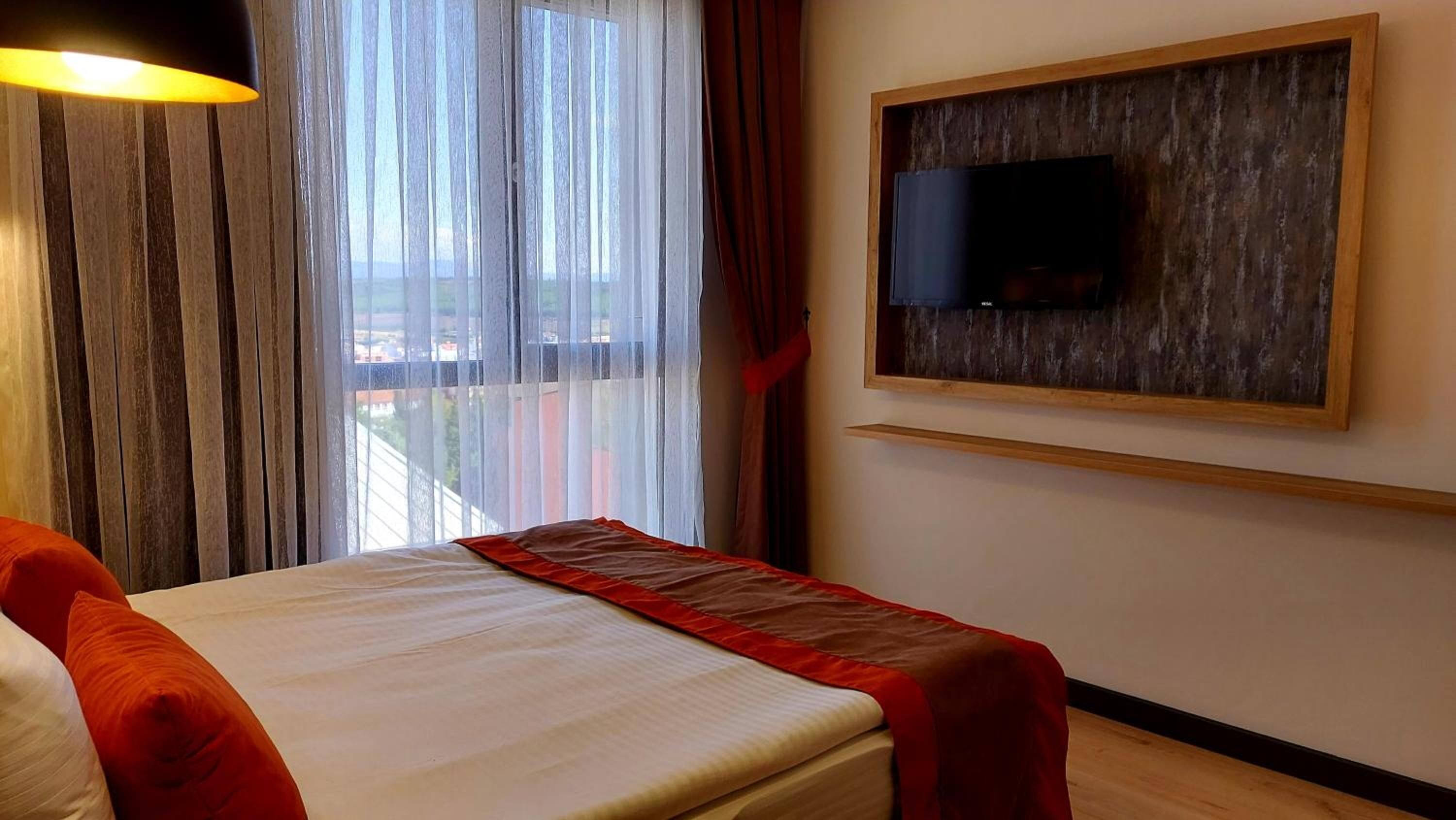 in-room safe, desk, soundproofing, free wifi