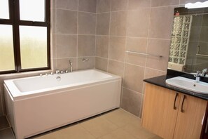 Bathtub, towels, soap, toilet paper - Tranquil Cityspace 4 bedroom all-Ensuite Penthouse (Nairobi)