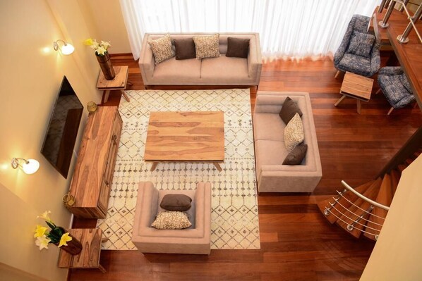 Smart TV, computer monitors - Tranquil Cityspace 4 bedroom all-Ensuite Penthouse (Nairobi)