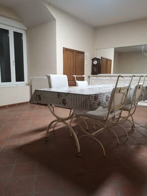 Dining - Fully equipped detached house, on a beautiful estate.  (Golfech)