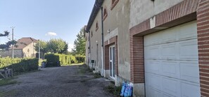 Property grounds - Fully equipped detached house, on a beautiful estate.  (Golfech)