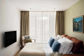 One Bedroom Apartment Accessible | In-room safe, desk, laptop workspace, blackout drapes