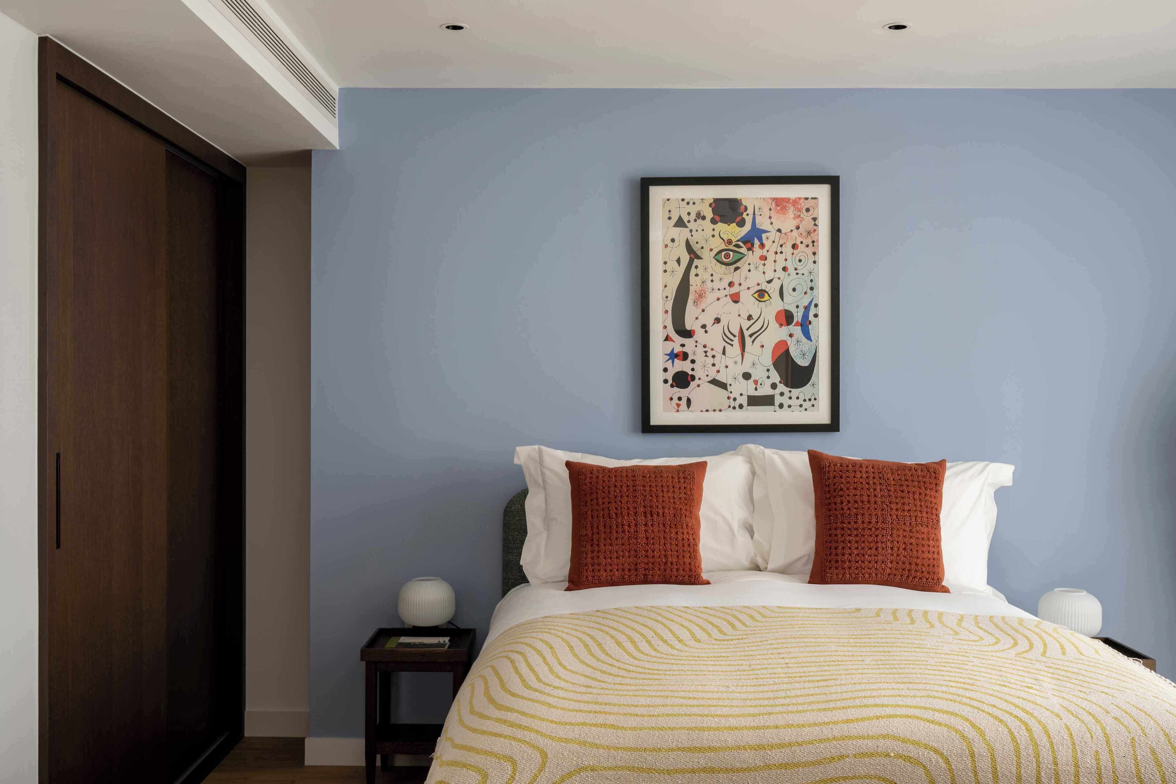 خزنة داخل الغرفة ومكتب ومساحة عمل للكمبيوتر المحمول وستائر تعتيم