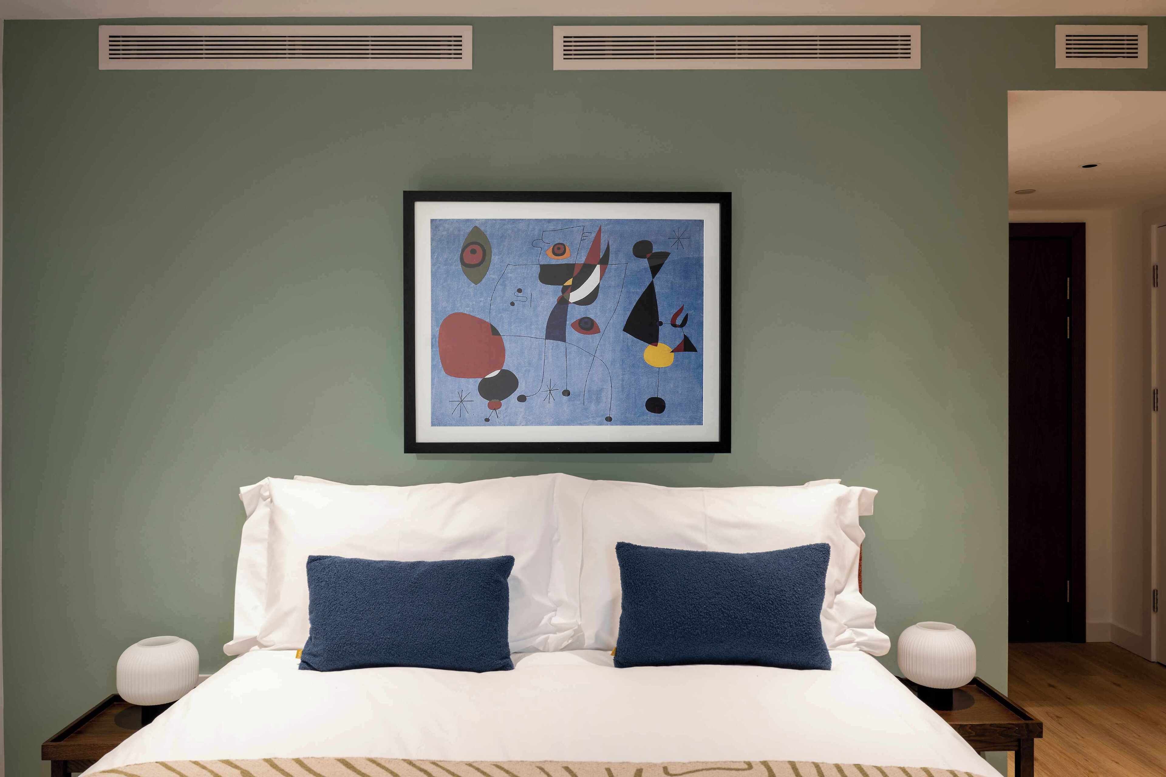 Standaard studio | Een kluis op de kamer, een bureau, een laptopwerkplek