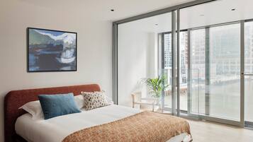 Departamento superior | Caja de seguridad en la habitación y escritorio