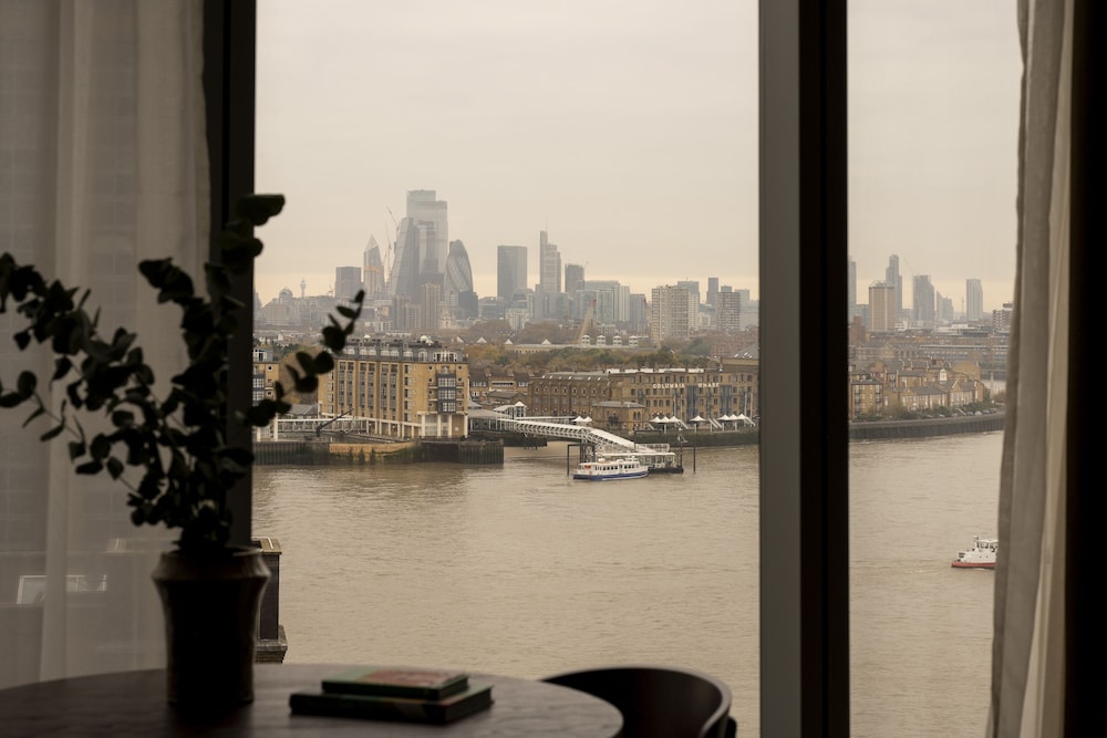 Cove - Landmark Pinnacle, Canary Wharf by null