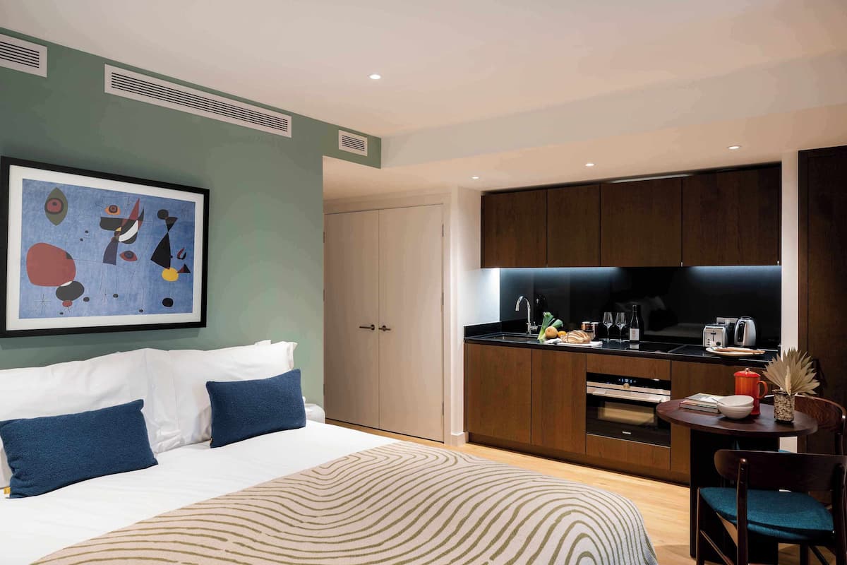 Studio – standard | Safe på rommet, skrivebord og skrivebord for bærbar PC