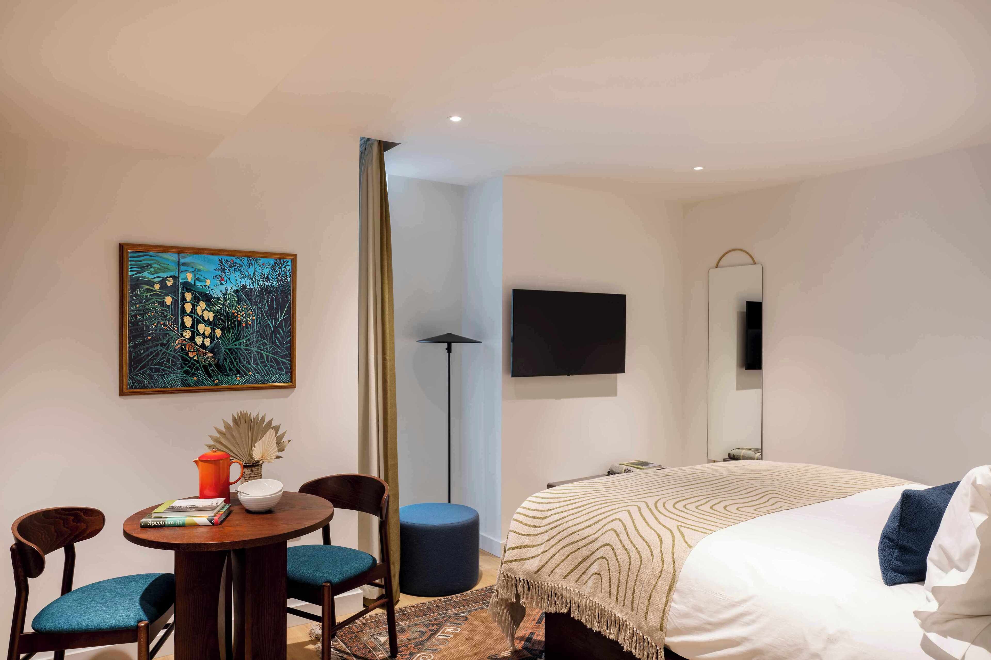 Standaard studio | Een kluis op de kamer, een bureau, een laptopwerkplek