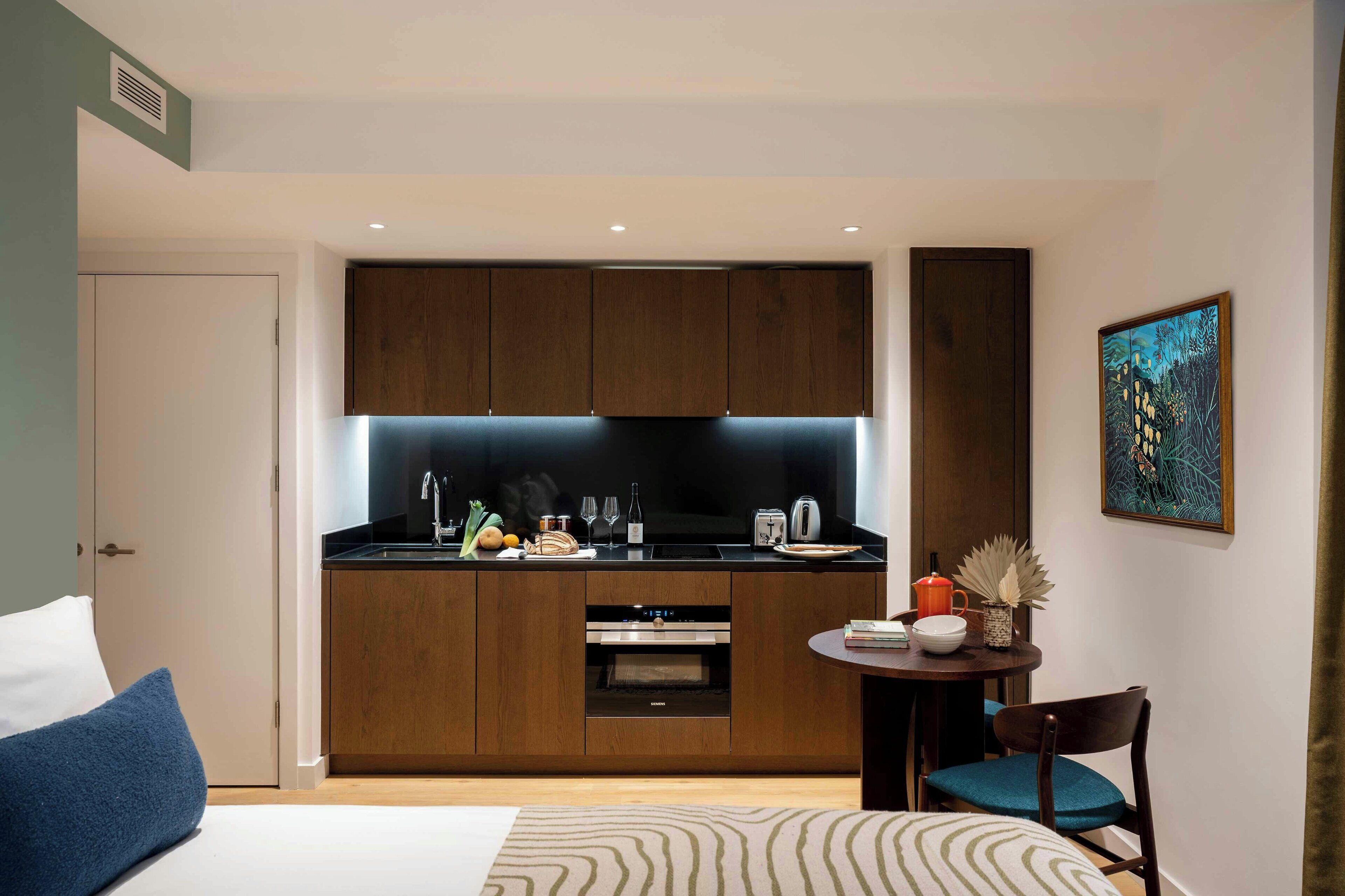 Studio Apartment | In-room safe, desk, laptop workspace, blackout drapes