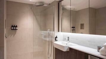 Studio Apartment | Bathroom | Shower, rainfall showerhead, free toiletries, hair dryer
