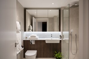 Two Bedroom Apartment (Adjoining) | Bathroom | Shower, rainfall showerhead, free toiletries, hair dryer