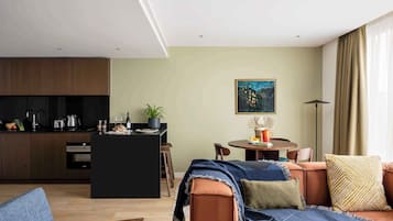 Large Studio Apartment | In-room safe, desk, laptop workspace, blackout drapes