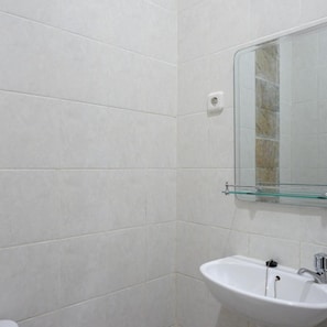 Bathroom - Reddoorz @ Jalan Majapahit Semarang (Semarang)