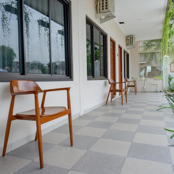 Outdoor dining - Reddoorz @ Jalan Majapahit Semarang (Semarang)