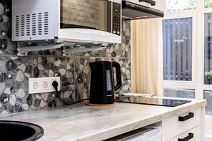 Frigorifero, microonde, piano cottura, seggiolone