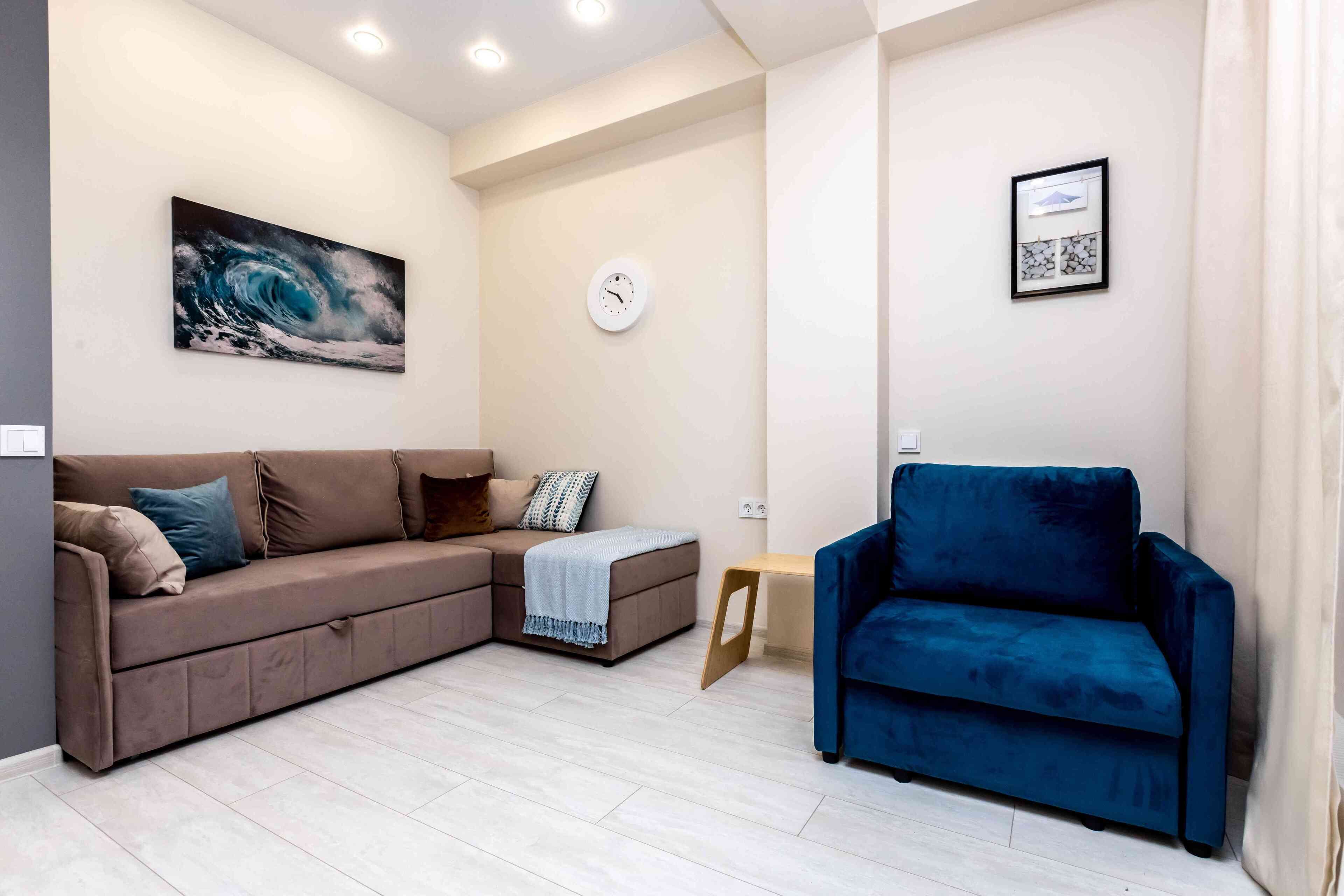 Studio | Wohnbereich | 32-Zoll-LCD-Fernseher mit Kabelempfang, Fernseher, aktuelle Filme