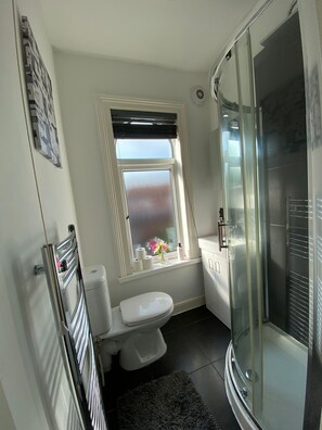 Ferienhaus, Mehrere Betten | Badezimmer