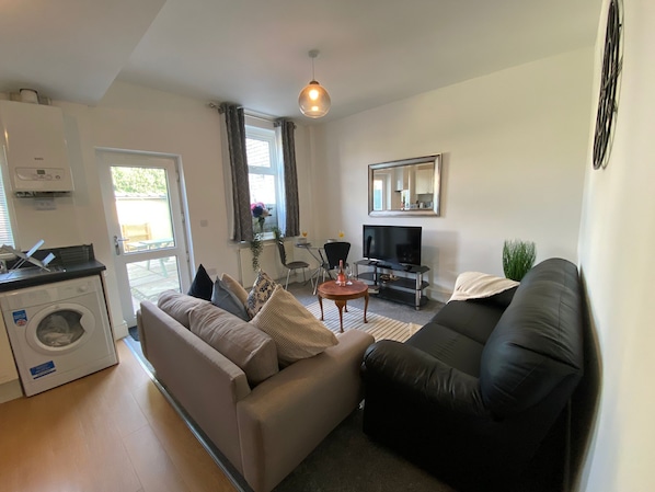 Ferienhaus, Mehrere Betten | Wohnzimmer | 30-Zoll-Fernseher mit Digitalempfang
