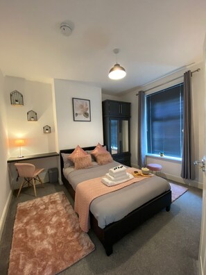 Ferienhaus, Mehrere Betten | 4 Schlafzimmer, Bügeleisen/Bügelbrett, kostenloses WLAN, Bettwäsche