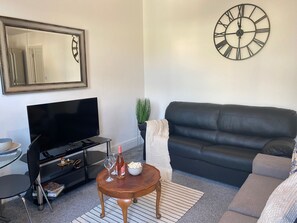 House, Multiple Beds | Living room | 30-inch TV with digital channels - Stunning 4-bed House in Derby (Derby)