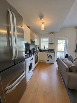 House, Multiple Beds | Private kitchen | Fridge, microwave, oven, stovetop - Stunning 4-bed House in Derby (Derby)