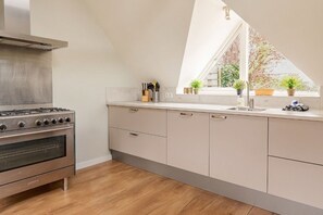 Coffee/tea maker, fridge, microwave, oven