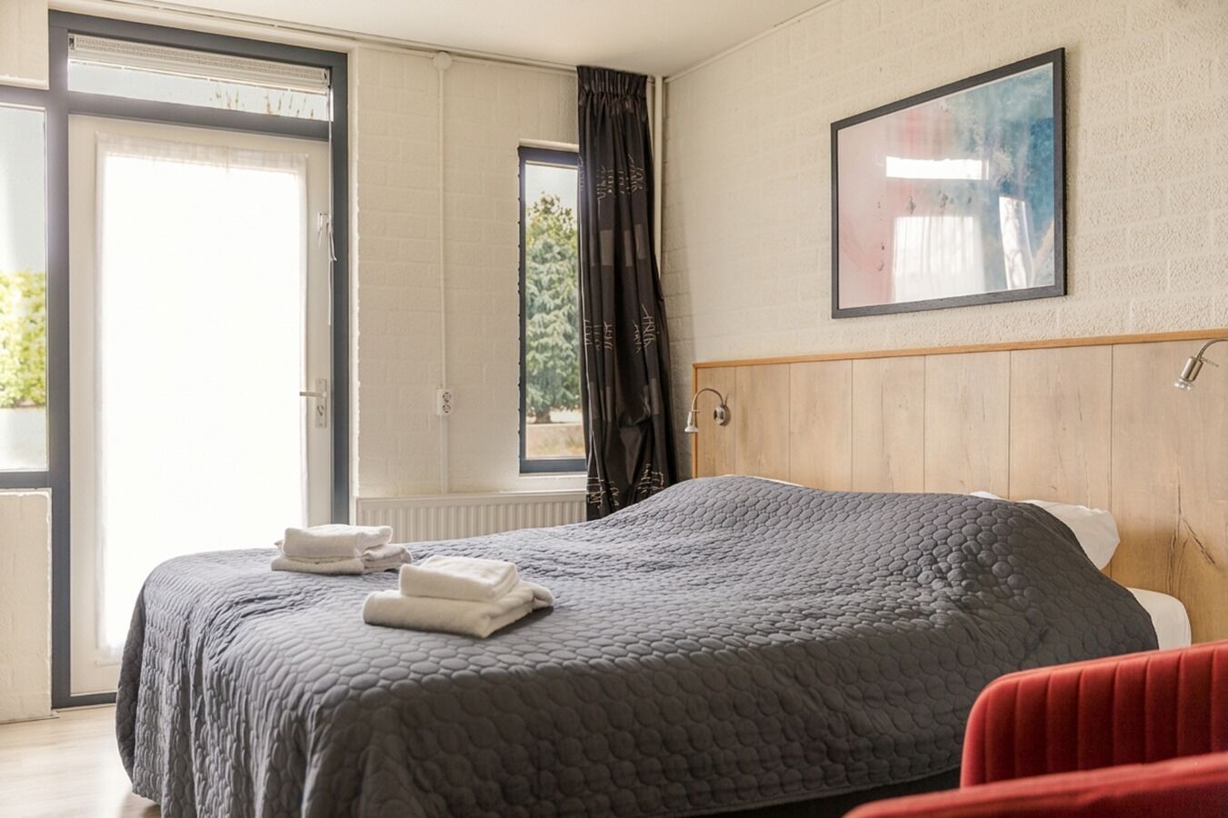 5 bedrooms, iron/ironing board, WiFi (free), bed sheets