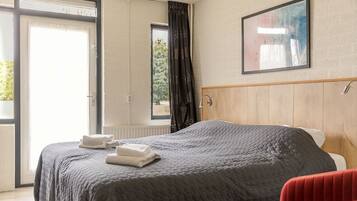 5 bedrooms, iron/ironing board, WiFi (free), bed sheets