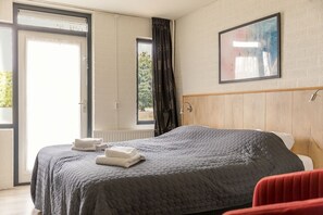 5 habitaciones, tabla de planchar con plancha y wifi gratis 