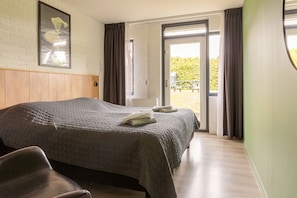 5 bedrooms, iron/ironing board, free WiFi, bed sheets