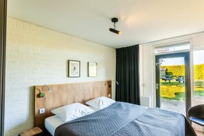 5 bedrooms, iron/ironing board, free WiFi, bed sheets - 12P 5B Spacious villa near IJsselmeer and forest (Rijs)