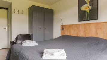5 bedrooms, iron/ironing board, WiFi (free), bed sheets