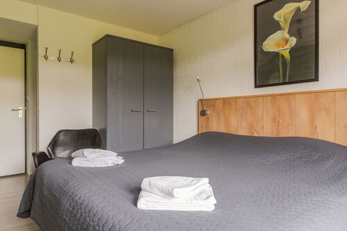 12P 5B Spacious villa near IJsselmeer and forest