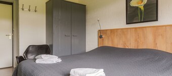 12P 5B Spacious villa near IJsselmeer and forest