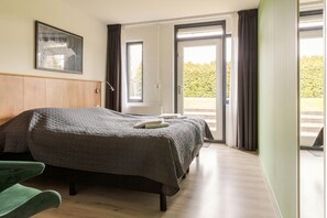 5 bedrooms, iron/ironing board, WiFi (free), bed sheets